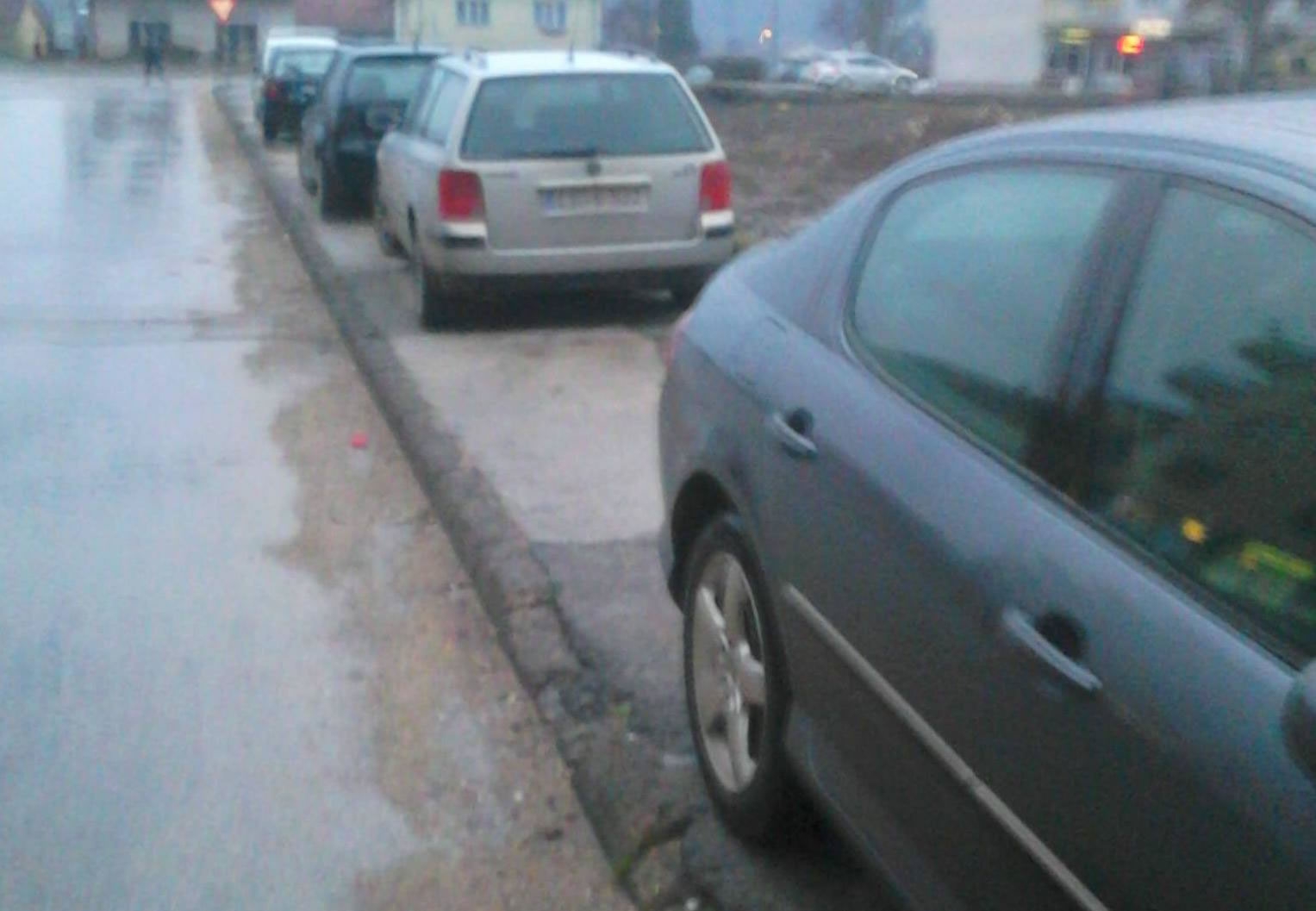 U DOBOJU PJEŠACI – NIŽA RASA: Otimaju nam i trotoare