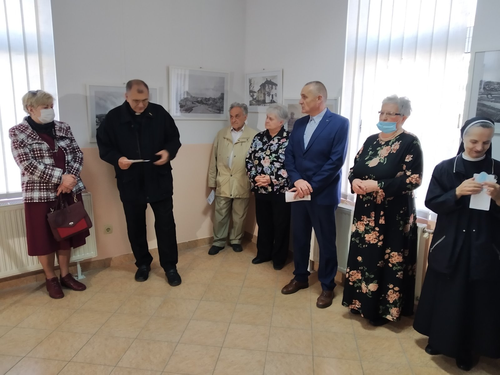 DOBOJ: Otvarena izložba "Fotografijom kroz vrijeme - Moj Grad, Moja Župa" (FOTO)