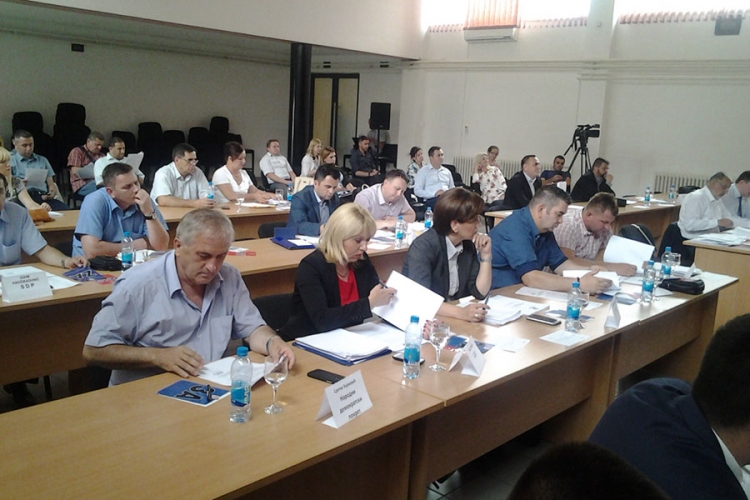 DOBOJ: Novi kredit u sjenci međusobnih prozivki