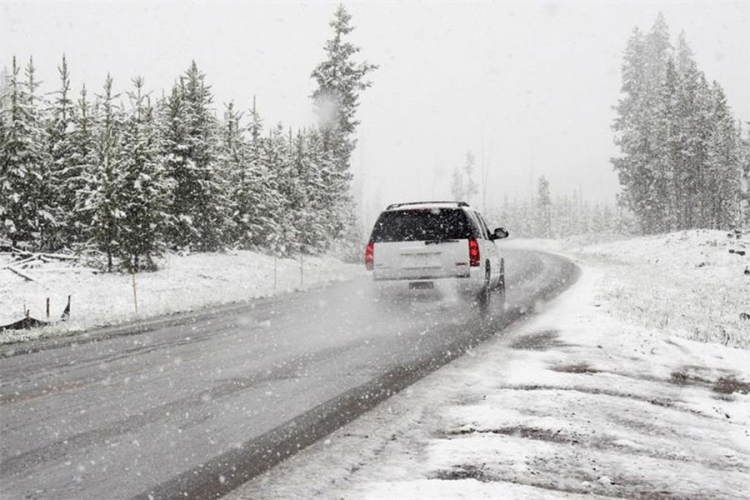 PUTEVI: Oprez, snijeg i poledica na kolovozima