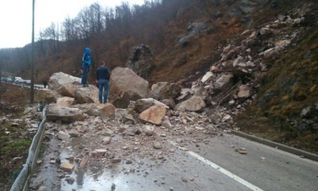 PUTEVI: Oprez zbog klizavih kolovoza i odrona