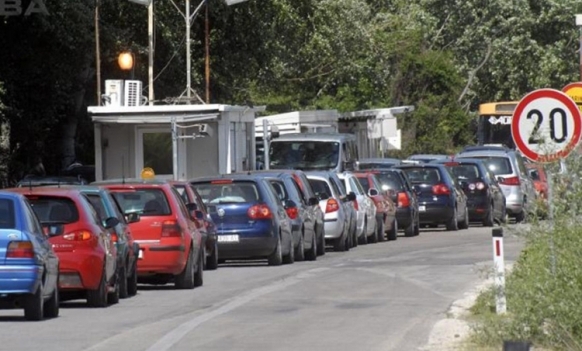 PUTEVI: Pojačan saobraćaj na graničnim prelazima