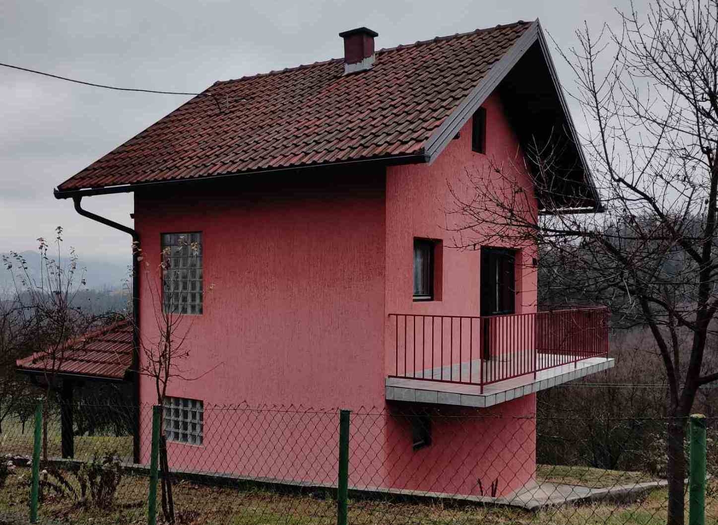 OGLAS: Na prodaju vikendica udaljena 8 kilometara od grada (FOTO)