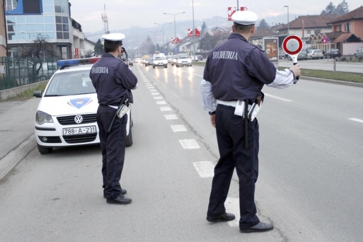 DOBOJ: Vozačima i pješacima izdata 592 prekršajna naloga