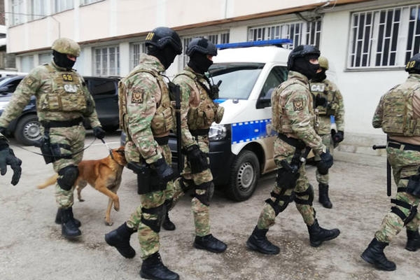 DOBOJ: Policija vrši raciju, Specijalci blokirali i KPZ Foča, pronađeni novac i oružje 