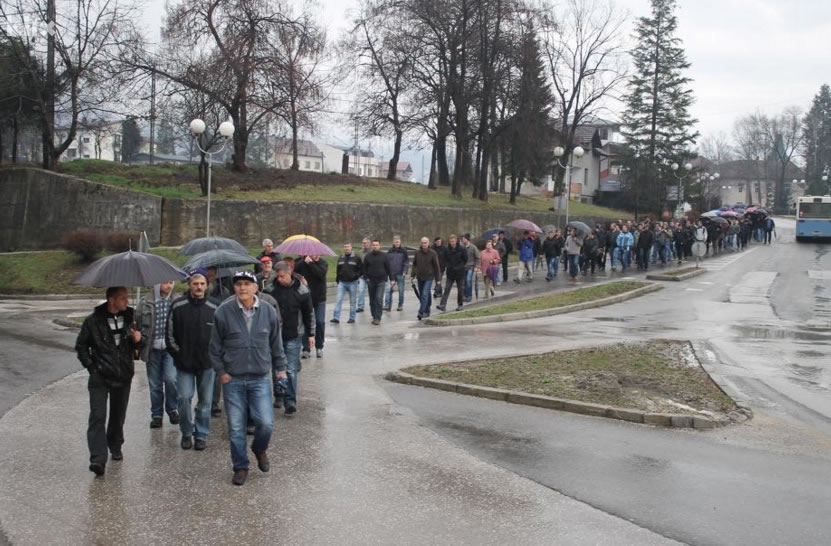 Radnici Krivaje-Mobel krenuli pješke prema Žepču, najavili blokadu M-17