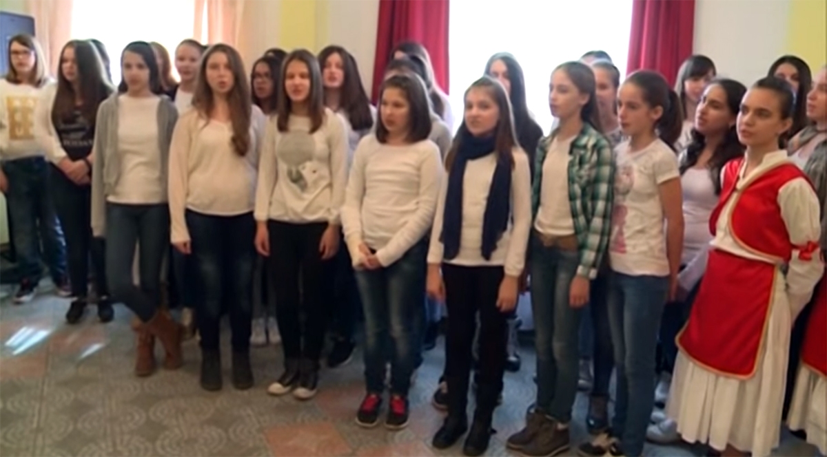 DOBOJ: Osnovci u posjeti staračkom domu na Ozrenu (VIDEO)