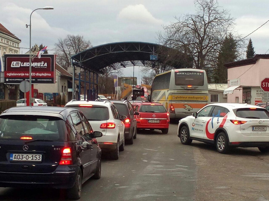 KOLONA NA IZLAZU IZ BIH Gužve na graničnom prelazu Gradiška