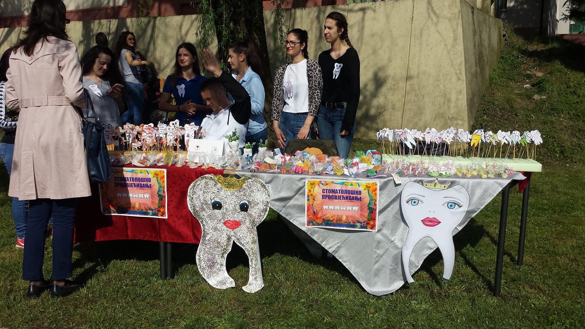 PODRŽIMO ŠKOLARCE: Otvoren školski bazar u Medicinskoj školi (FOTO)