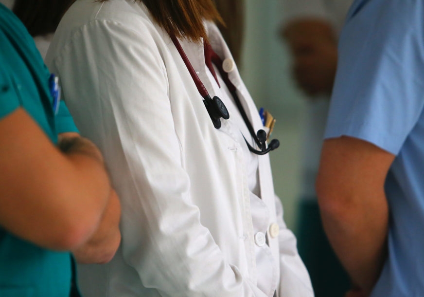 „Dodiku dodatnih 20 miliona KM, nas ko šiša“ Medicinari ogorčeni što NEMA PARA za povećanje plata, pogledajte na šta su sve spremni