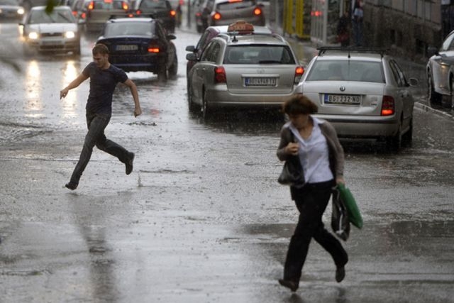 VRIJEME: Danas pretežno oblačno, popodne povremeni pljuskovi
