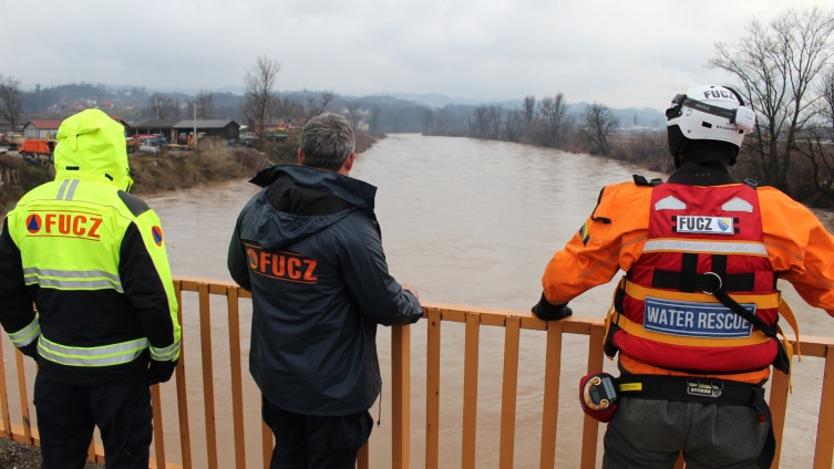 DOBOJ: Kod Željezničkog mosta vrši se vizuelno osmatranje u nabujaloj rijeci Bosni