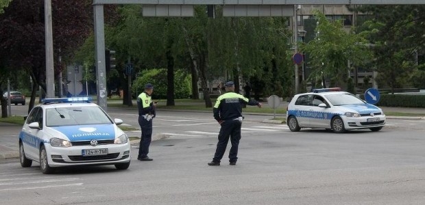 DOBOJ: Razbojnici automobilom presreli kombi kod Kožuha i opljačkali vozača