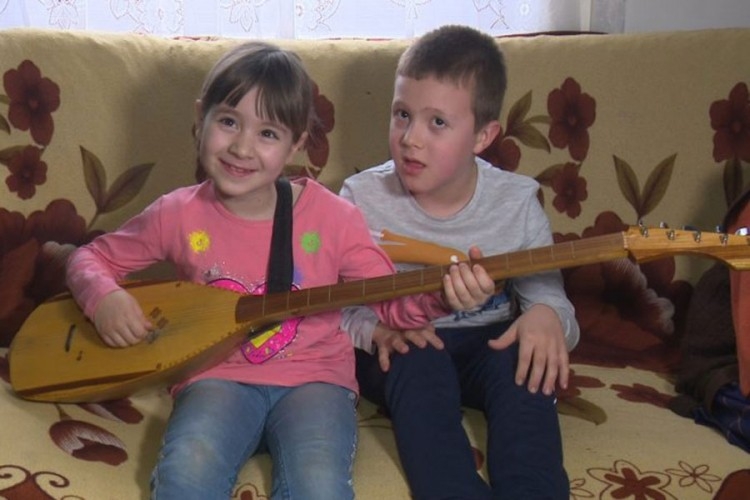 DOBOJ: Djevojčica šargijom uveseljava porodicu i drugare