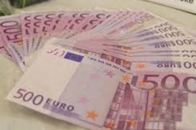 DOBOJ: Prevarom ukrali osam novčanica od po 500 evra