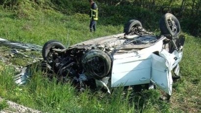DOBOJ: Teška saobraćajna nesreća kod Stanara. Vozilo na krovu pored puta, ima povrijeđenih.