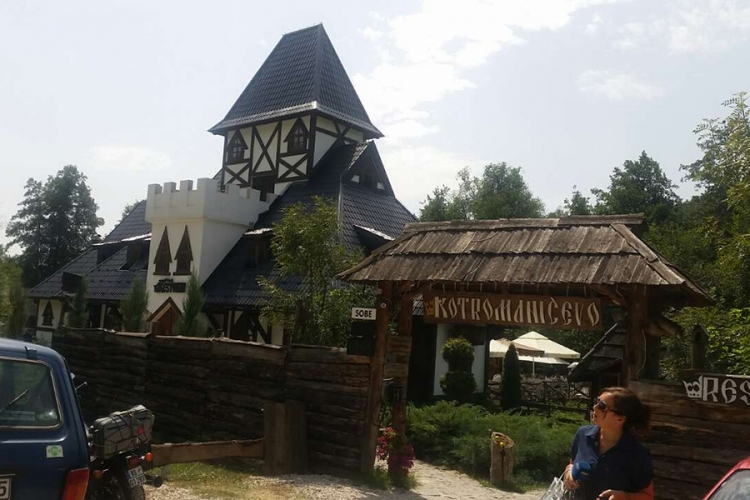 DOBOJ: Turisti iz SAD posjetili etno-selo Kotromanićevo