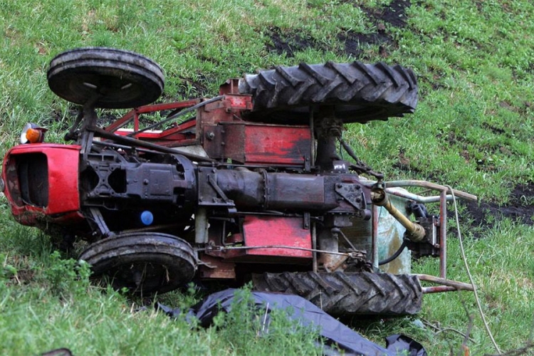 NESREĆA U DOBOJU: Sin vozio traktor i sletio sa kolovoza, otac teško povrijeđen