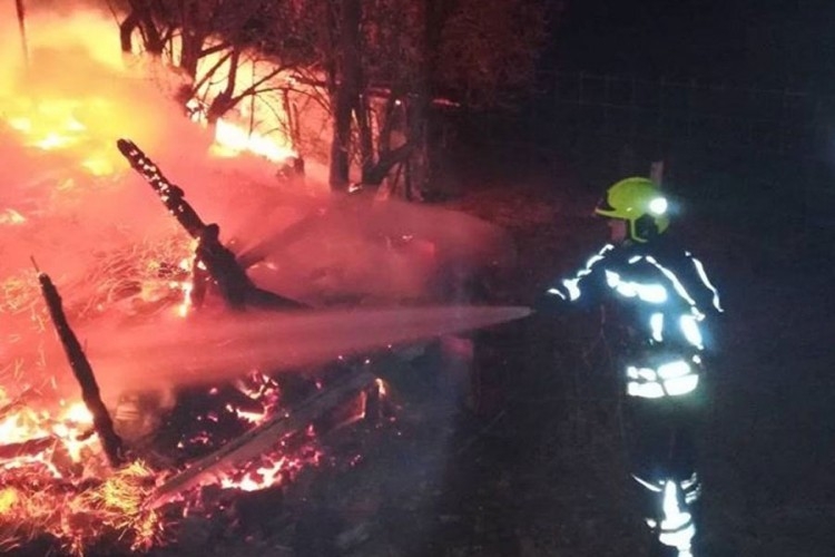 DOBOJ: U požaru izgorjelo 300 bala sijena i 50 bala slame