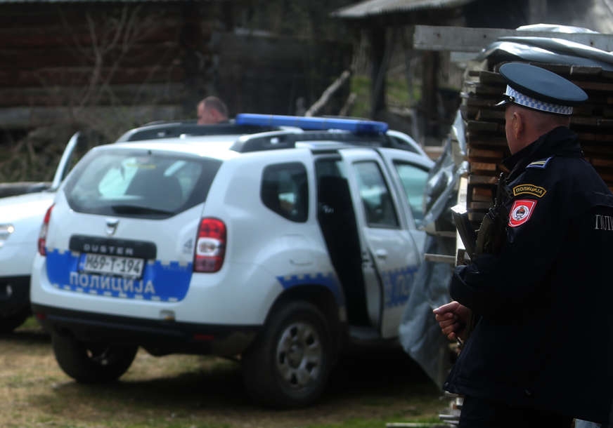 DOBOJ: Tri pljačke, policija traga za provalnicima, počupali kablove iz zidova