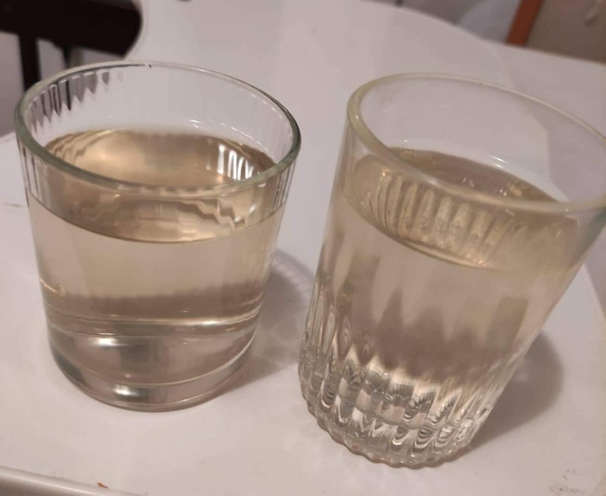 PONOVO PRITUŽBE NA "VODOVOD": Da li je voda žuta ili crvena? (FOTO)