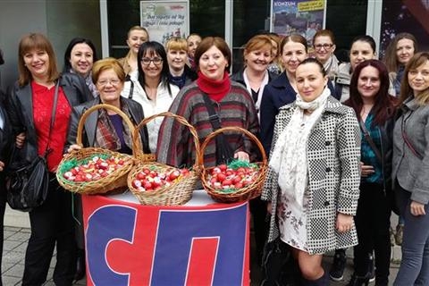 DOBOJ: Podjela vaskršnjih jaja građanima (FOTO)
