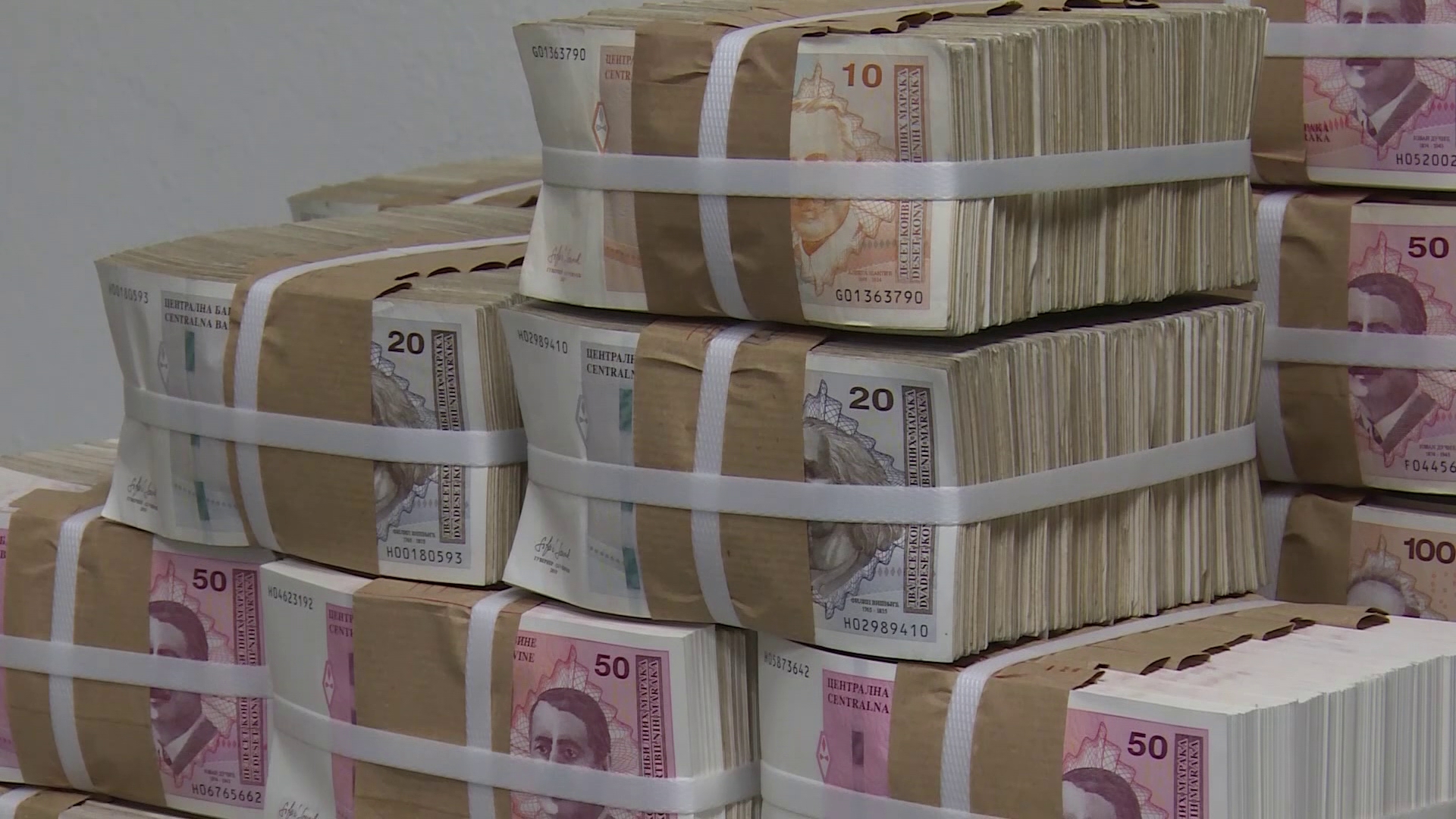 DUGOVI PRITIŠĆU SRPSKU: Stižu rate kredita teške preko milijardu KM