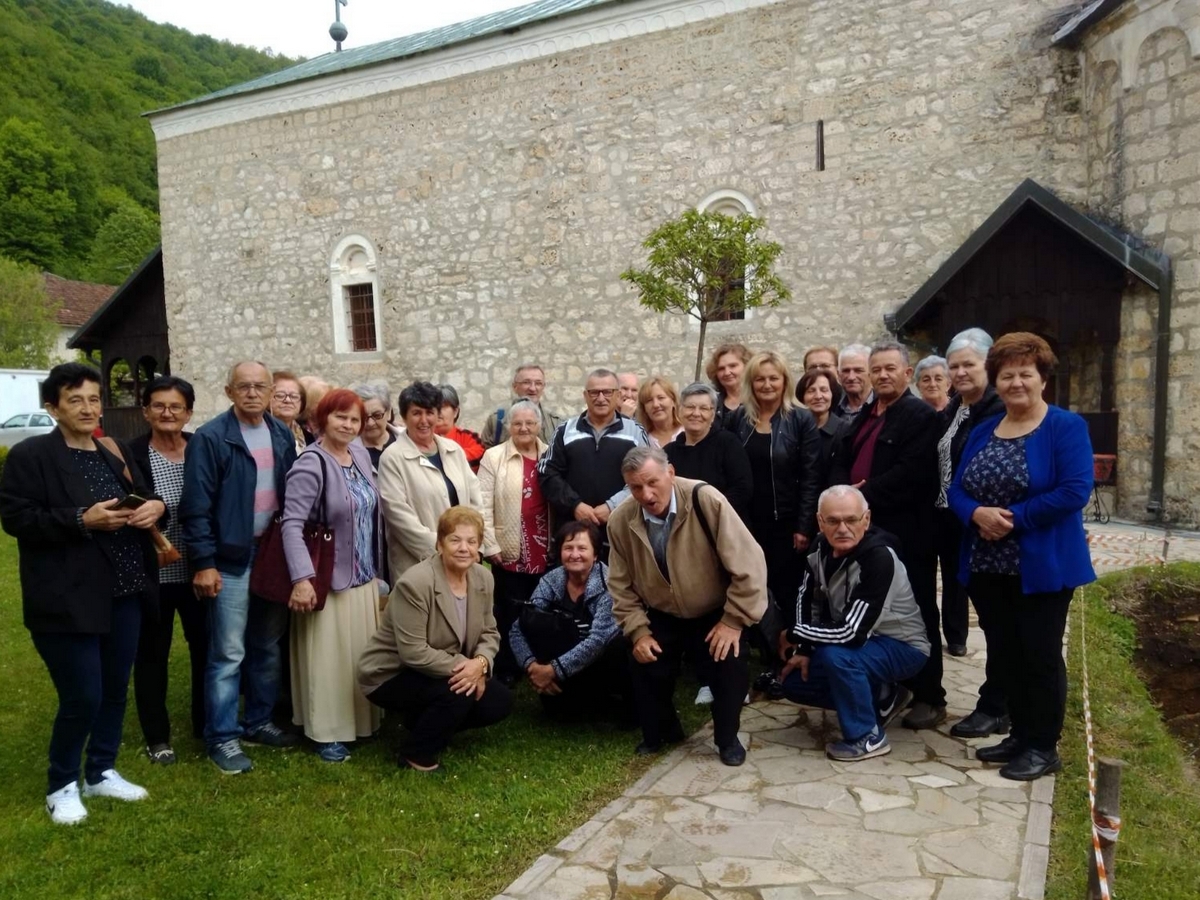 MJESNO UDRUŽENJE PENZIONERA KOSTAJNICA: Posjeta manastirima Papraća i Lovnica