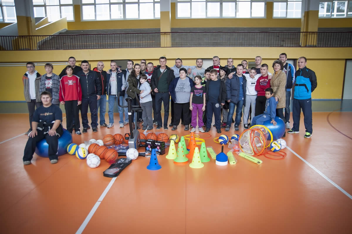 DOBOJ: Delije za djecu (FOTO)