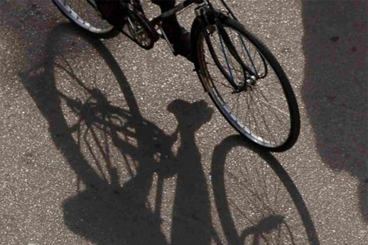 DOBOJ: Dječak biciklom pregazio preko stopala Dobojliji, uslijedila tuča