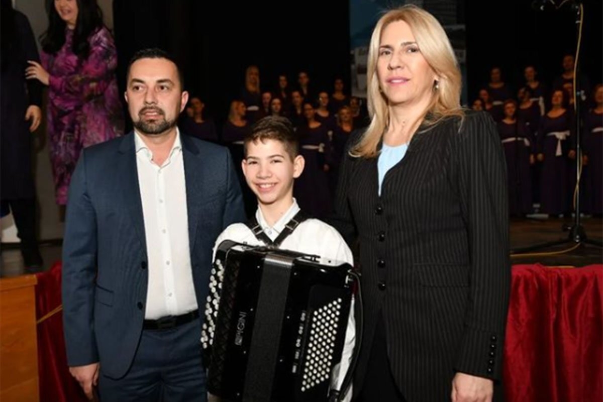 DOBOJ: Mladi harmonikaš oduševio okupljene na svečanoj akademiji