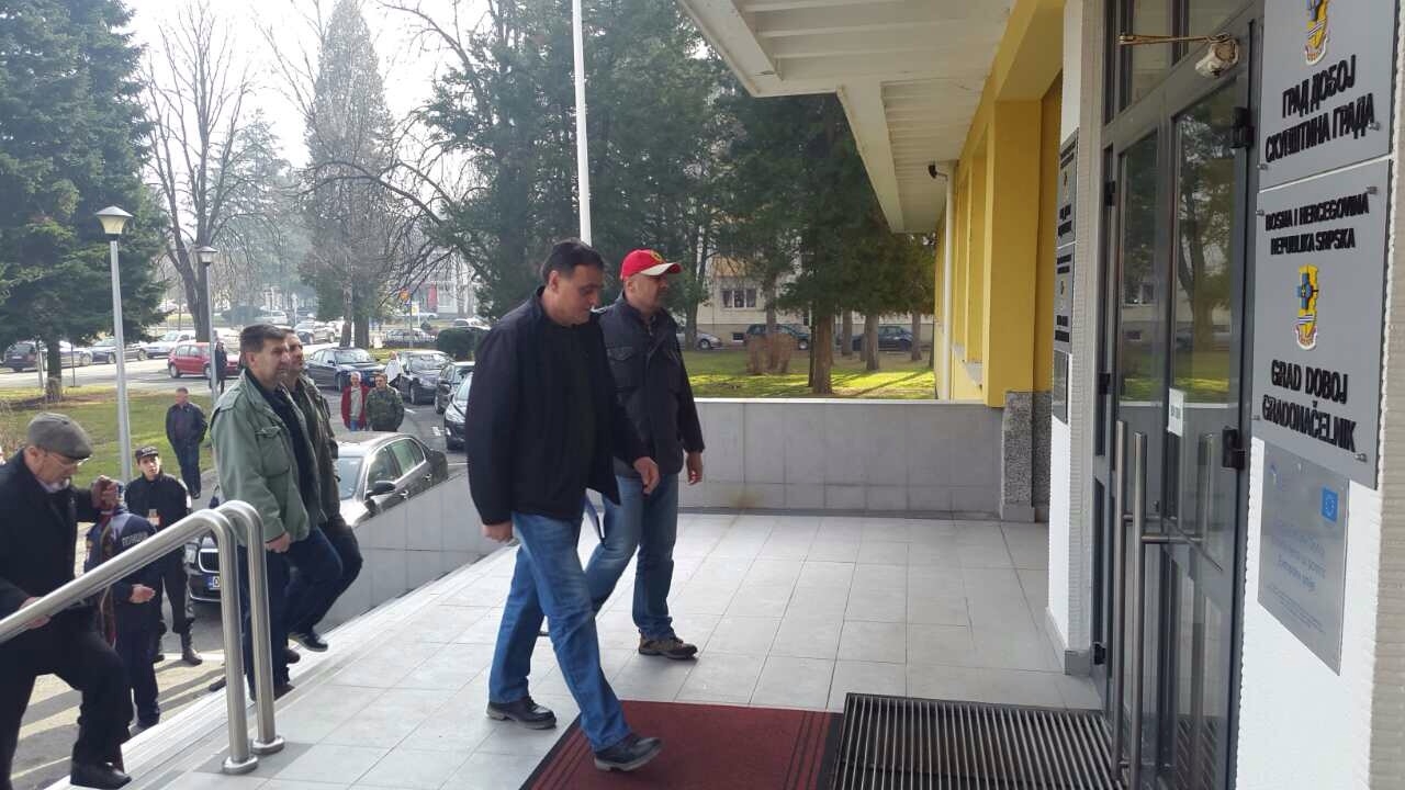 DOBOJ: Veterani najavili tužbu za klevetu protiv gradonačelnika Petrovića