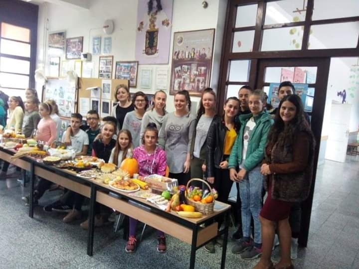 DOBOJ: Osnovci iz Trbuka obilježili Svjetski dan zdrave ishrane (FOTO)