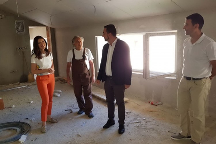 DOBOJ: Akademski vajar Drago Handanović poklonio svoja djela gradu