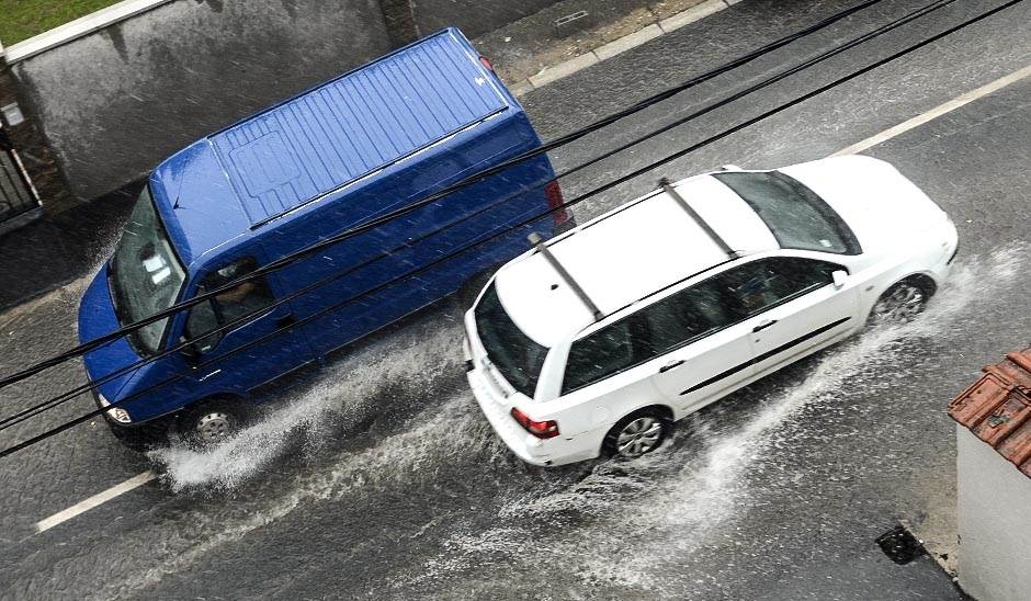 PUTEVI: Otežan saobraćaj zbog vjetra i kiše