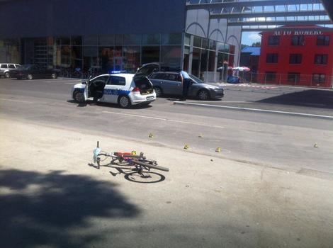 SAOBRAĆAJNA NEZGODA U DOBOJU Dečaka na biciklu udario automobil