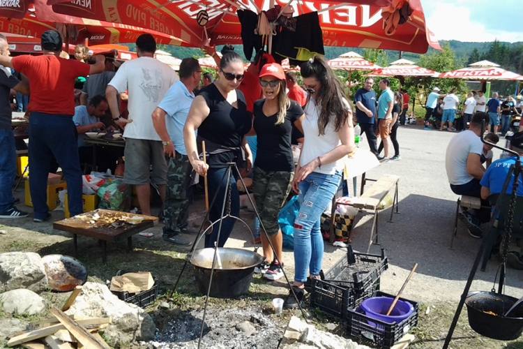 DOBOJ: Najbolji lovački kotlić napravile "Mace"