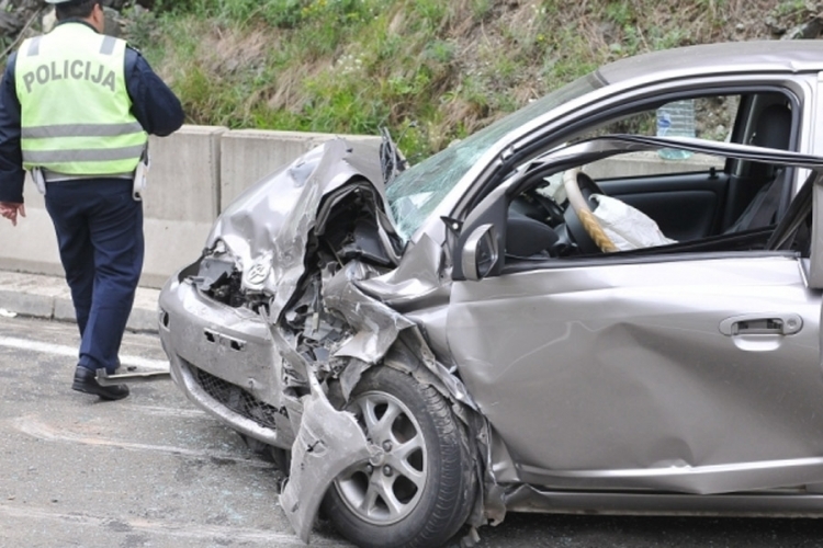 DOBOJ: Jedno lice povrijeđeno u sudaru dva automobila