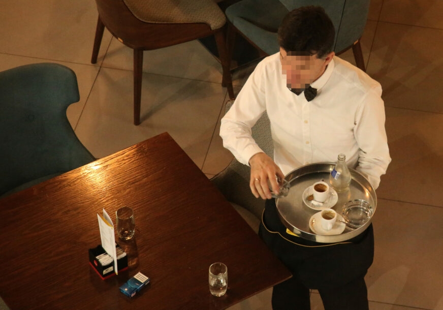 VEĆINA IMA SREDNJU ŠKOLU: Pogledajte koliko ljudi u Srpskoj RADI KOD PRIVATNIKA, najviše plata dolazi iz ove djelatnosti