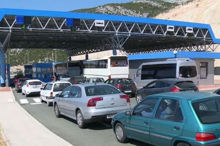 GRANIČNI PRELAZI: Pojačan saobraćaj prema Crnoj Gori i Hrvatskoj