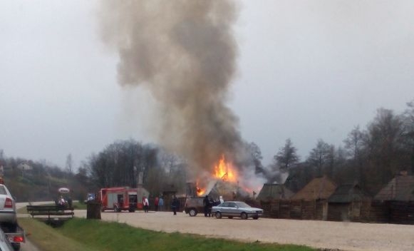 DOBOJ: Gori restoran u etno-selu "Kotromanićevo" VIDEO