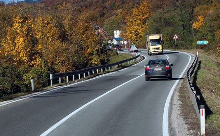 PUTEVI: Kolovozi suvi, povremeni jaki udari vjetra u višim predjelima