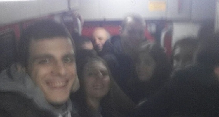 ŽELJEZNICE RS: Putnici u vagonima stoje u toaletima i na ulaznim vratima! (FOTO)