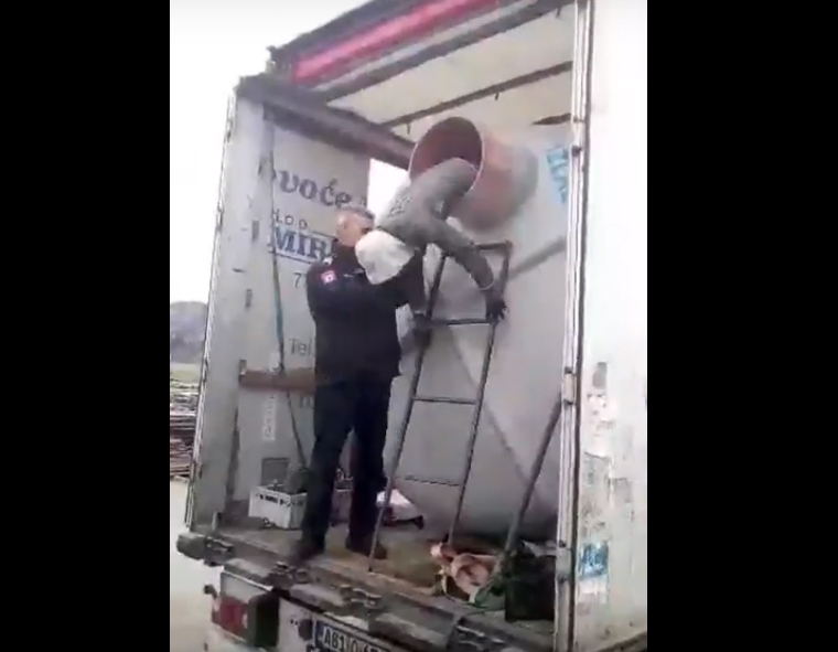 DOBOJ: U cisterni pronađeni migranti (VIDEO)
