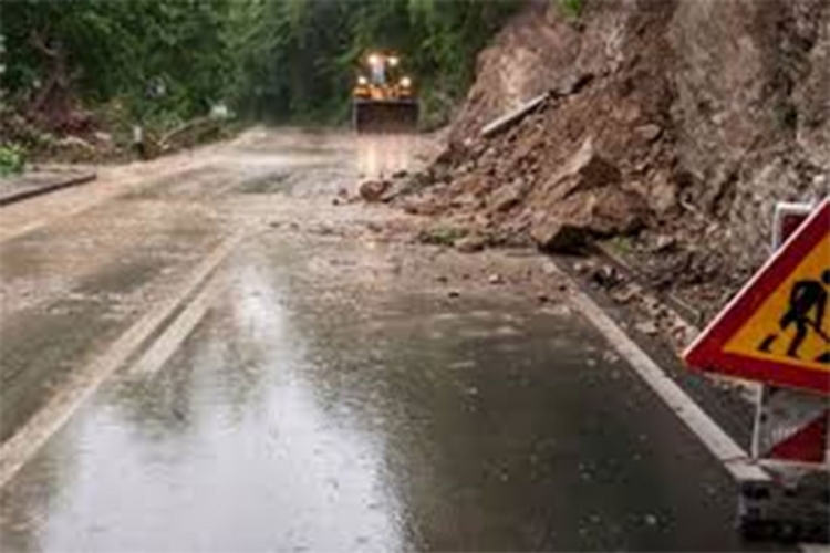 PUTEVI: Vozači oprez, učestali odroni na putevima