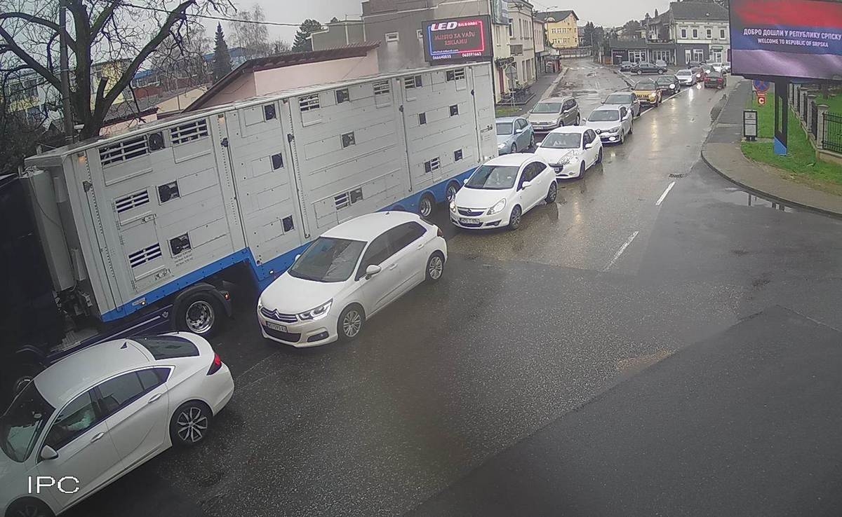 GRANIČNI PRELAZI: U Gradišci duge kolone u oba smjera