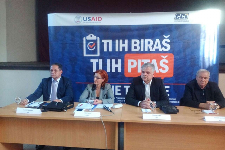 DOBOJ: Umjesto građana, stranački aktivisti preslišavali poslanike