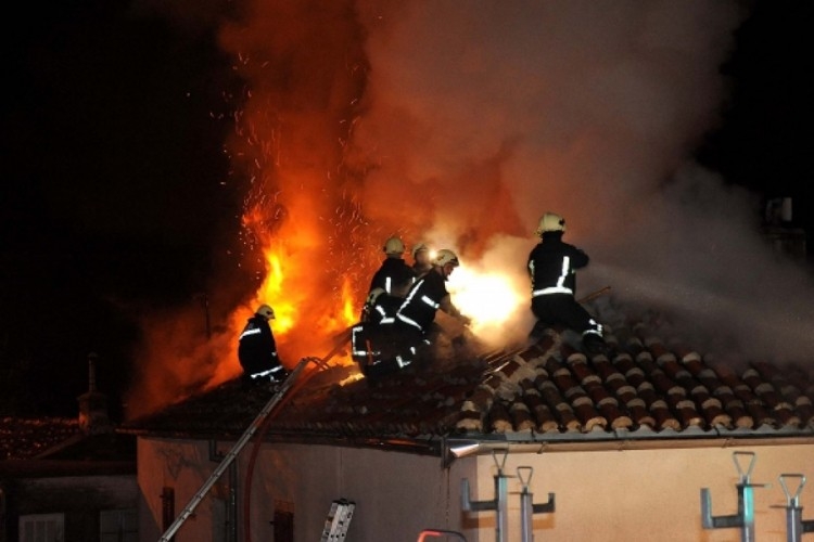 DOBOJ: Izgorjela kuća u Sočkovcu, dva lica povrijeđena