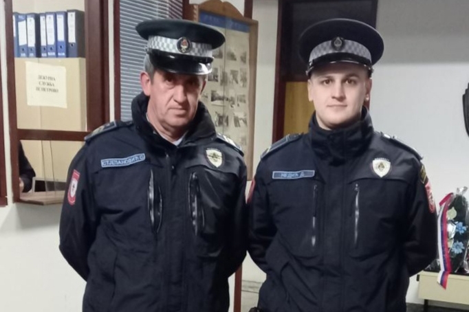 PRIJETIO DA ĆE SE OBJESITI Hrabri policajci Stanko i Dejan spriječili tragediju