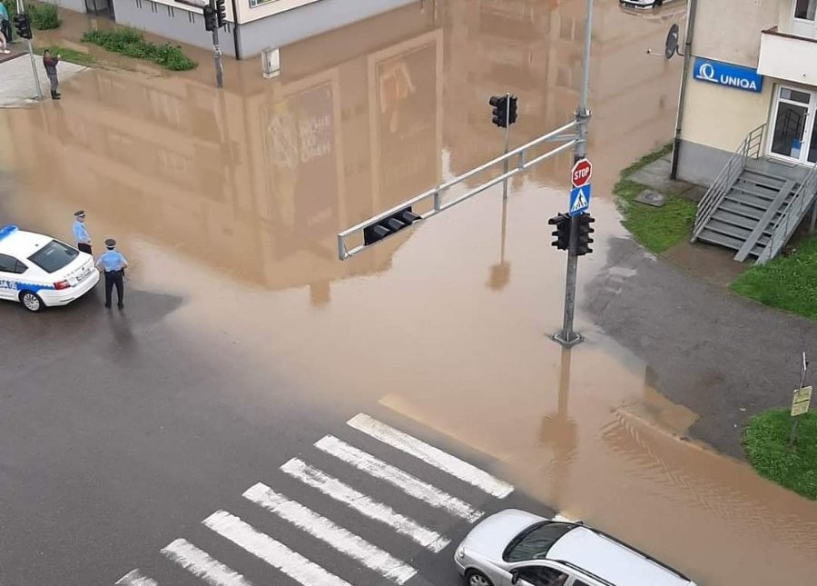 Jako nevrijeme pogodilo Doboj, pojedine gradske ulice pod vodom